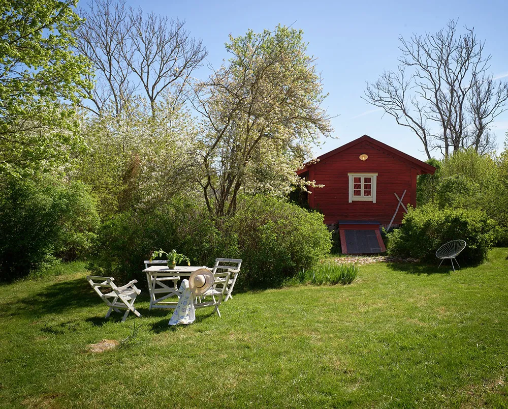 Kleine schwedische Sommerhütte des 18. Jahrhunderts am Waldrand in Schweden - Gallery image 1