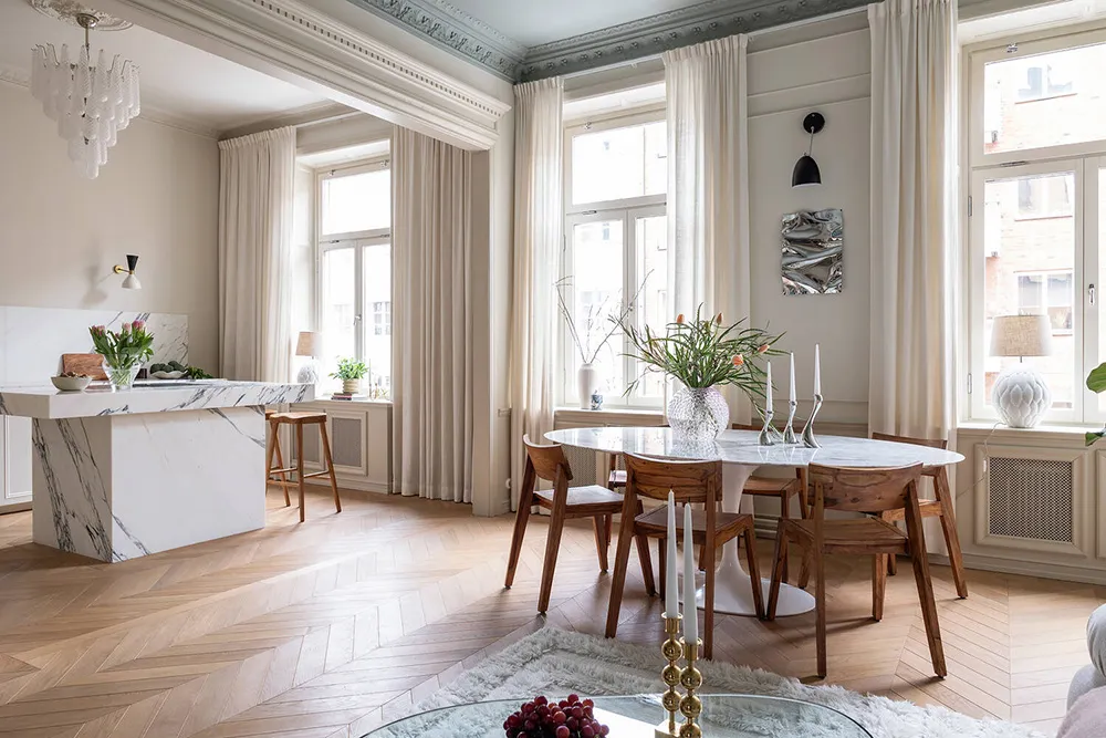 Лепнина, цветной потолок и стильный декор: квартира в Стокгольме (90 кв. м) - Gallery image 3