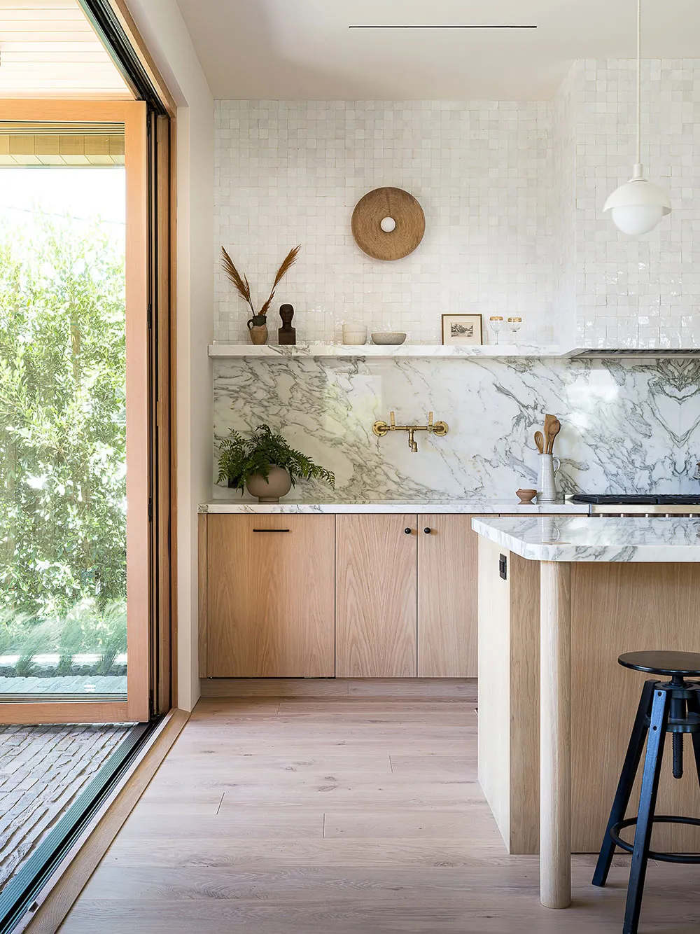 Уютная простота в дизайне современного дома с бассейном в Калифорнии - Gallery image 15