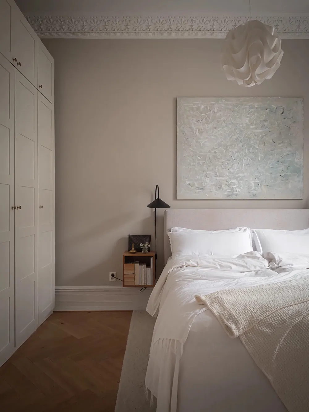 Paredes beige y decoración elegante en una casa sueca (71 m²) - Gallery image 12