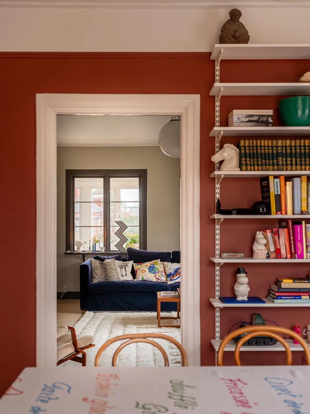 Красиві відтінки в інтер’єрах та зимовий сад: незвичайна дача в Швеції - Gallery image 9