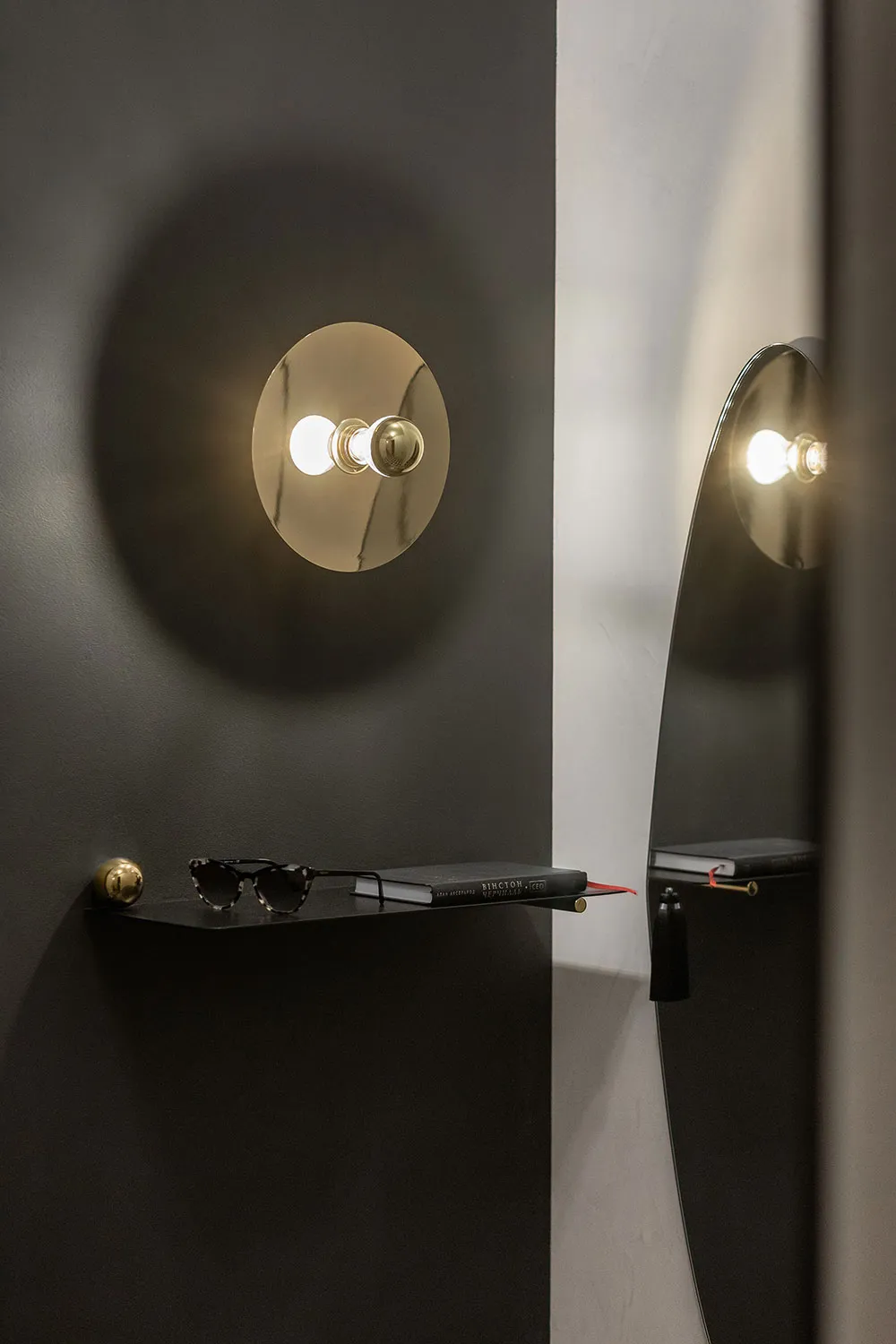 Schwarze Akzente und skandinavische Möbel: Stilvolle Wohnung in Kiew - Gallery image 35