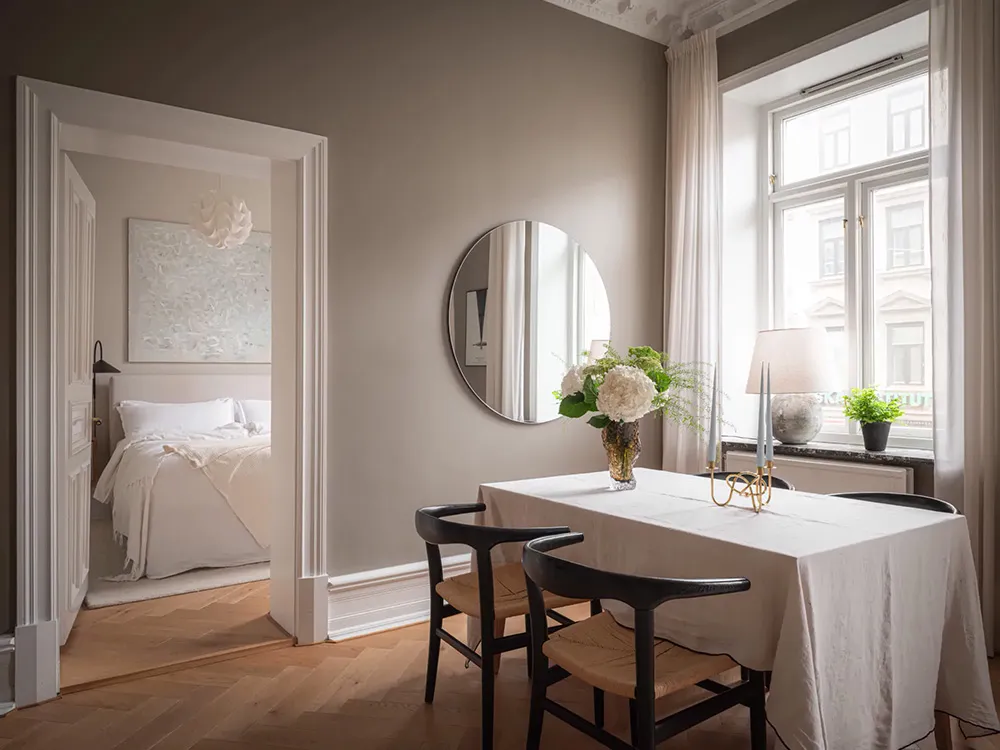 Paredes beige y decoración elegante en una casa sueca (71 m²) - Gallery image 4