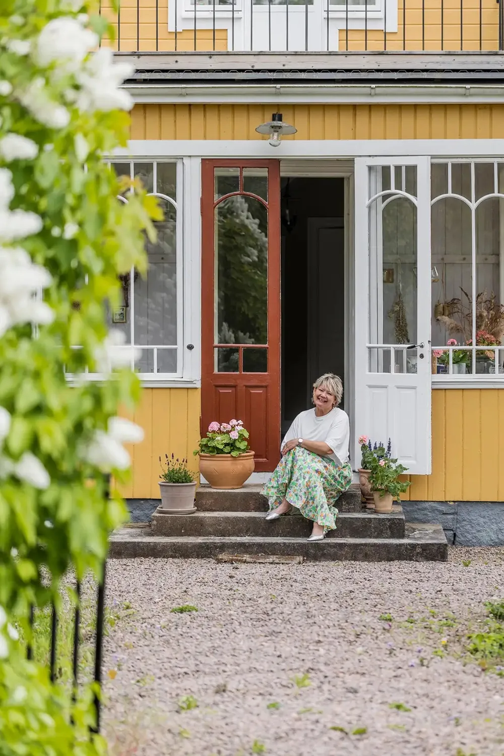 Beaux tons de vert dans le design d'une maison de campagne de 100 ans en Suède - Gallery image 1