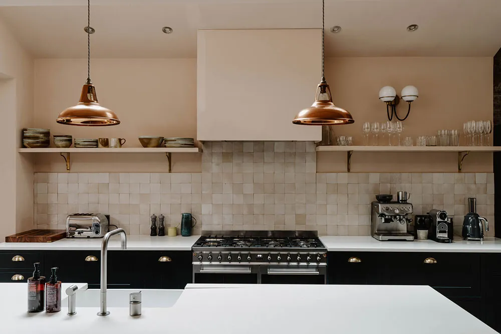 Taunhaus victoriano en Londres con interiores atmosféricos en una gama de colores elegante - Gallery image 9