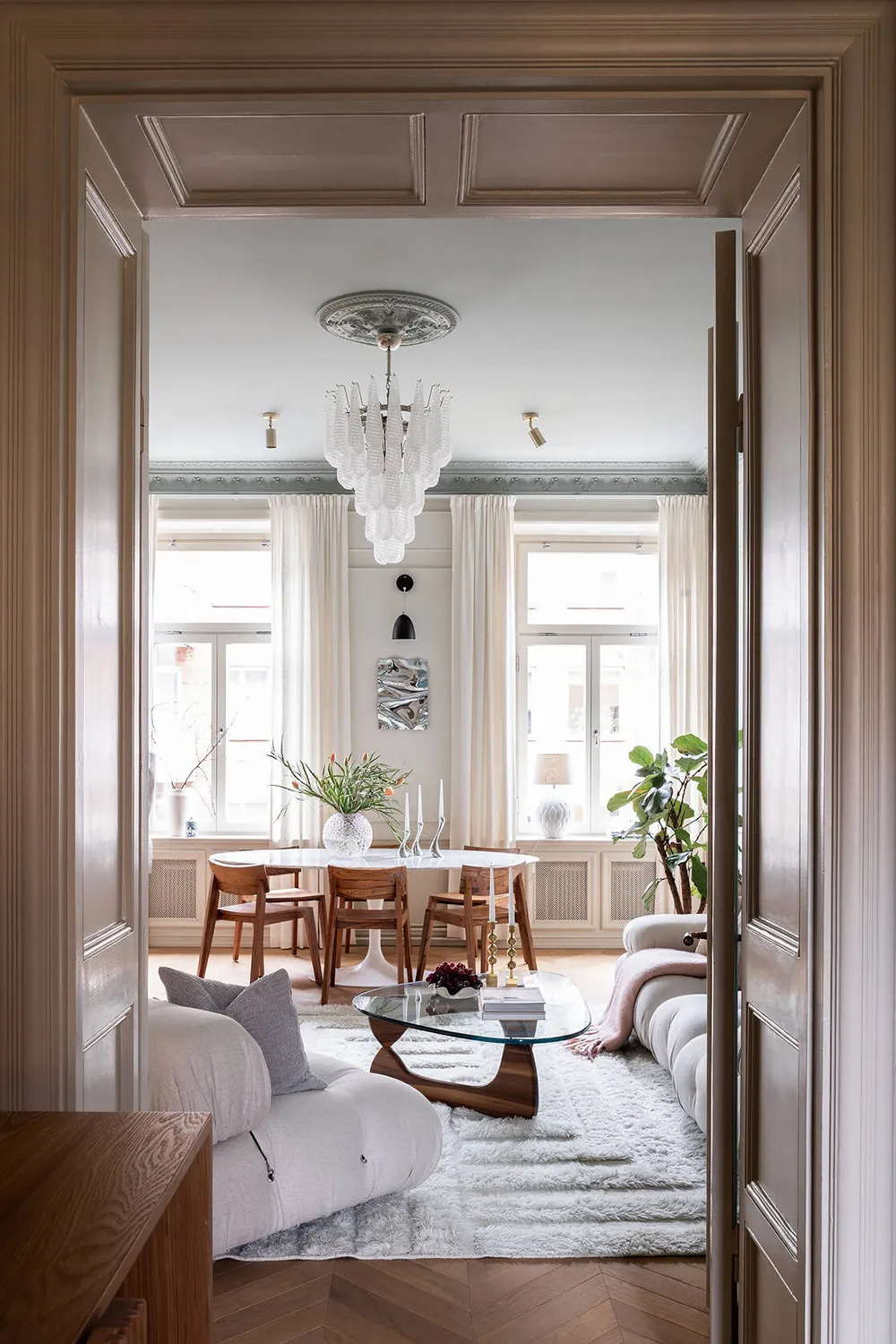 Лепнина, цветной потолок и стильный декор: квартира в Стокгольме (90 кв. м) - Gallery image 1