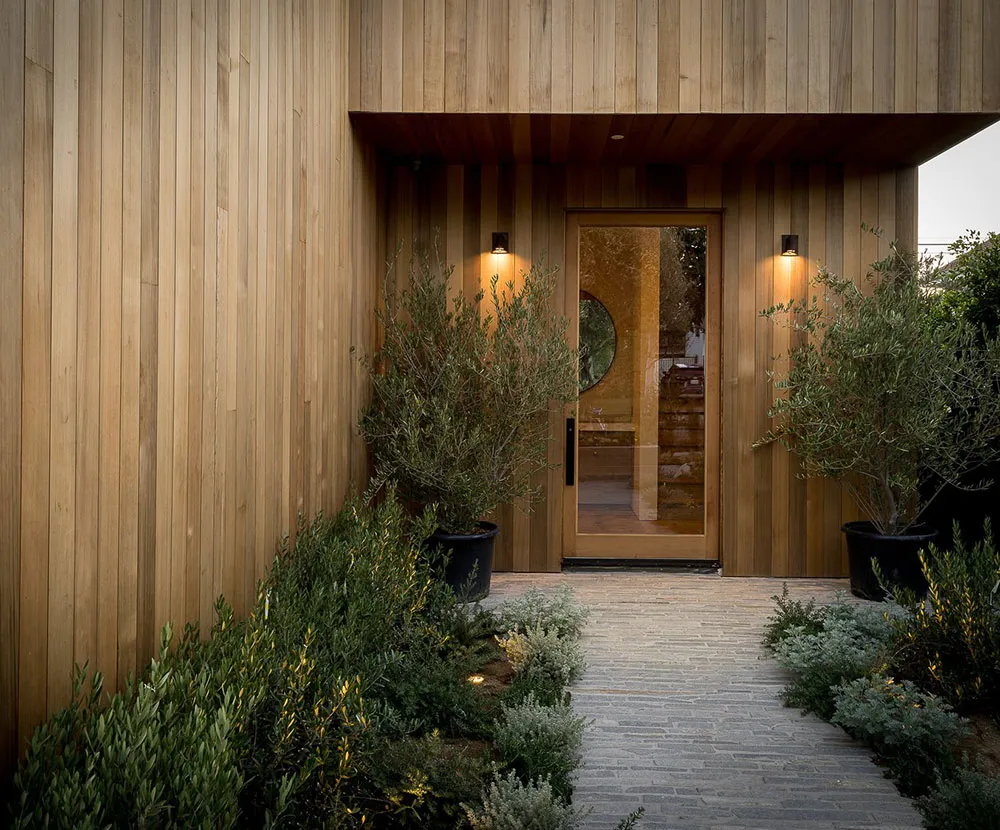 Уютная простота в дизайне современного дома с бассейном в Калифорнии - Gallery image 41