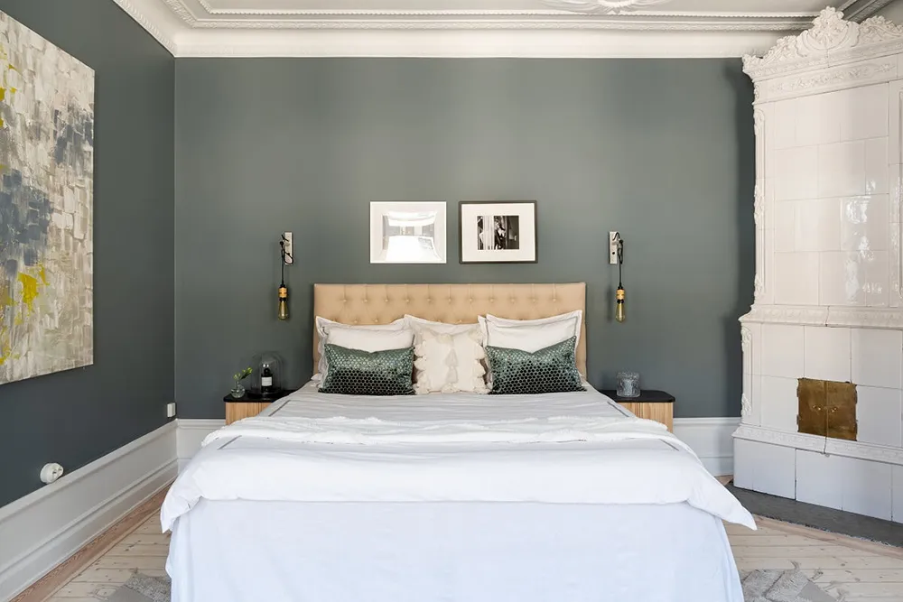 Toro antiguo y sofá manchado: apartamento sueco con decoración ecléctica - Gallery image 7