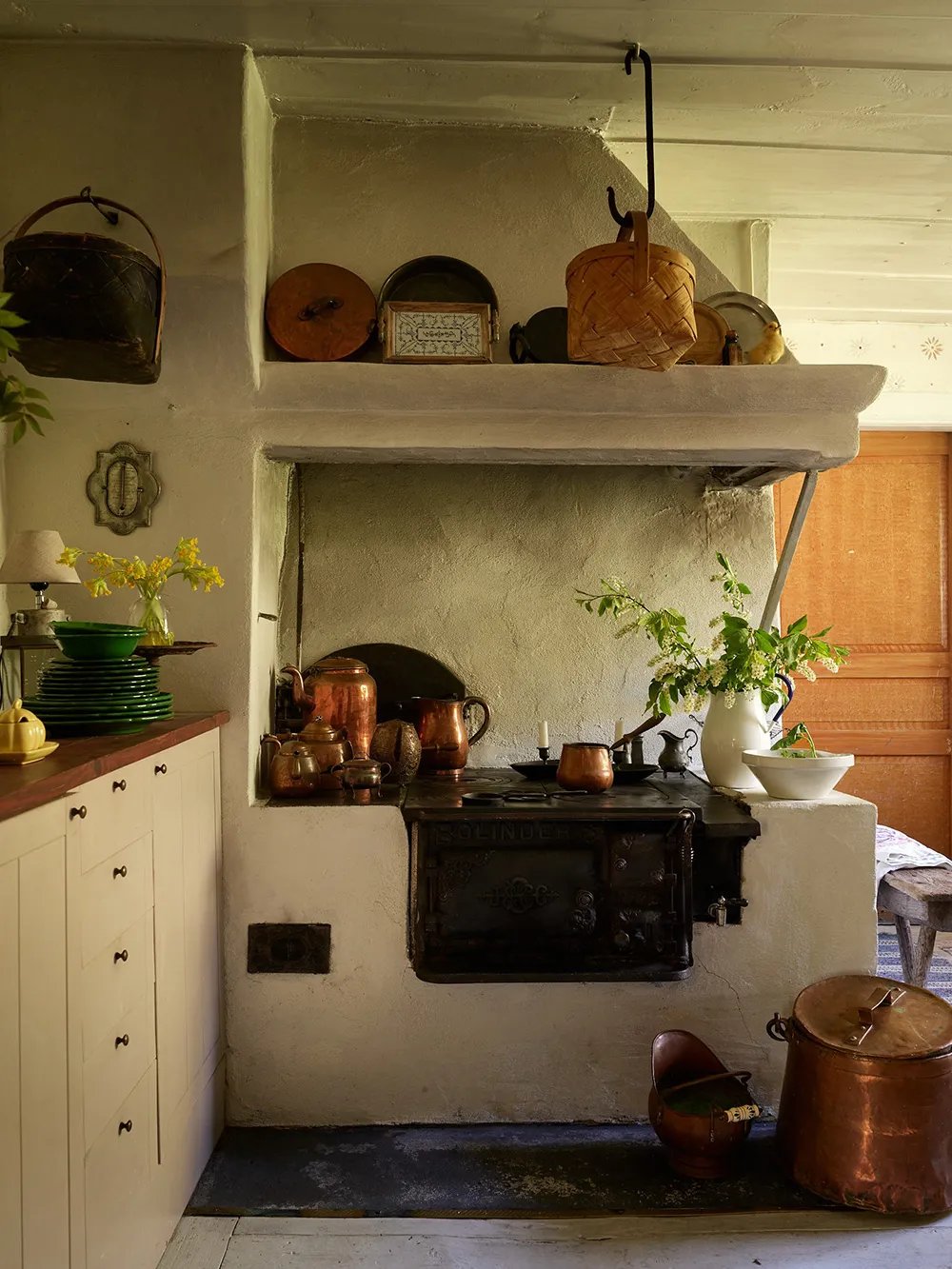 Kleine schwedische Sommerhütte des 18. Jahrhunderts am Waldrand in Schweden - Gallery image 4