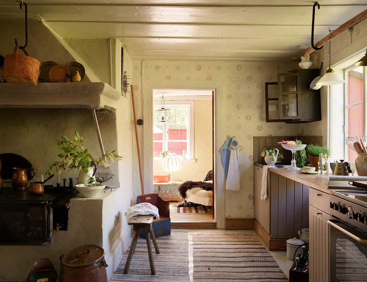 Kleine schwedische Sommerhütte des 18. Jahrhunderts am Waldrand in Schweden - Gallery image 3