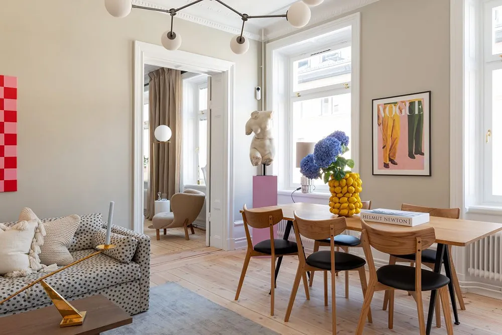 Toro antiguo y sofá manchado: apartamento sueco con decoración ecléctica - Gallery image 2