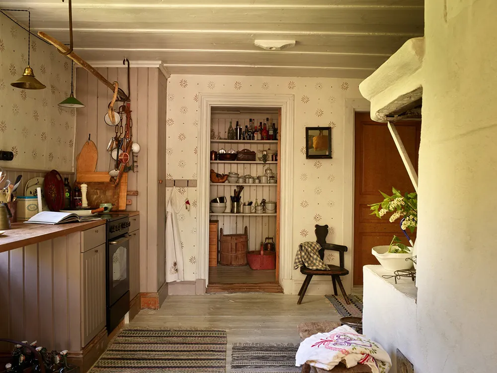 Kleine schwedische Sommerhütte des 18. Jahrhunderts am Waldrand in Schweden - Gallery image 5