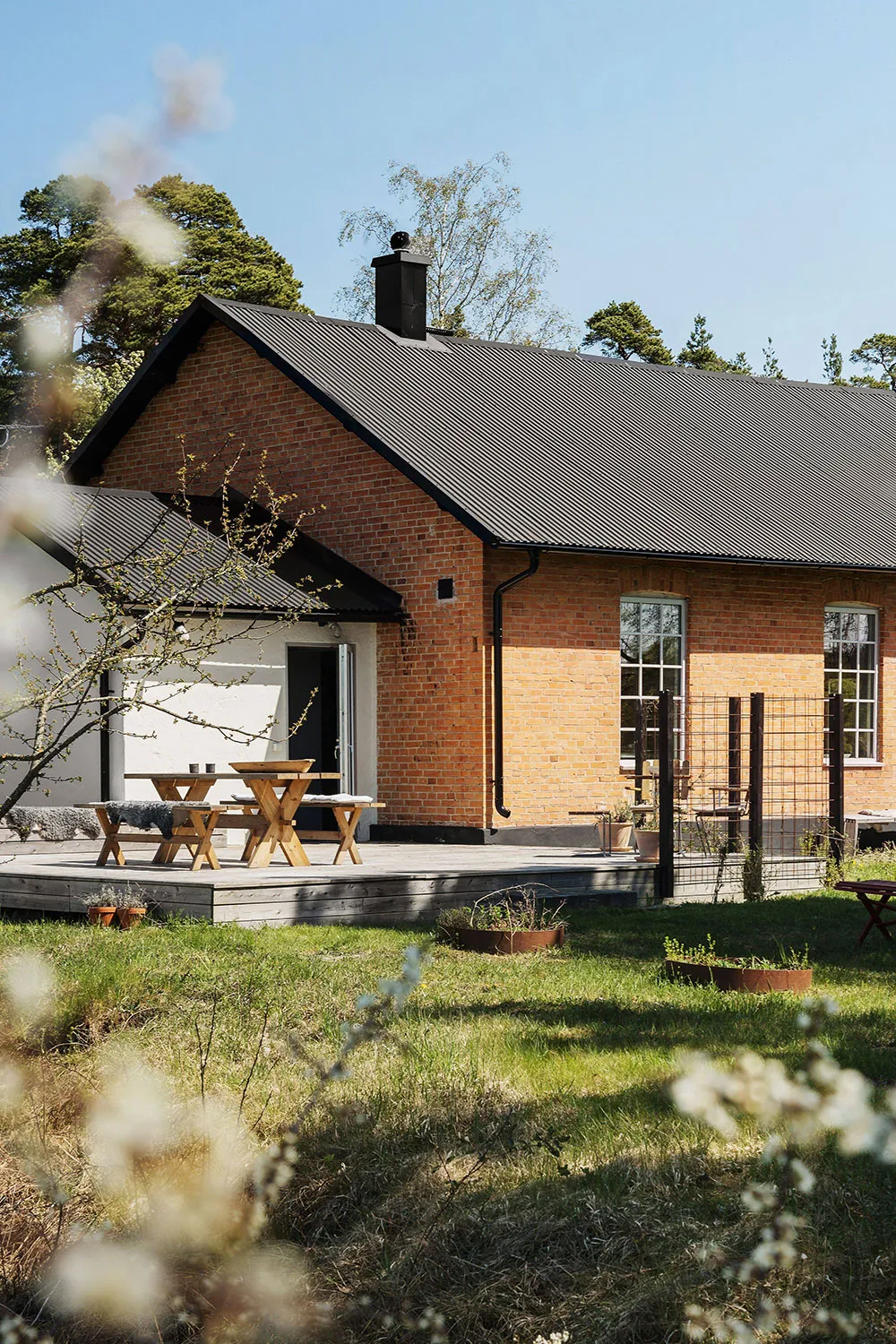 Une maison de camp élégante et confortable dans un ancien dépôt de locomotives sur l'île Gotland - Gallery image 1