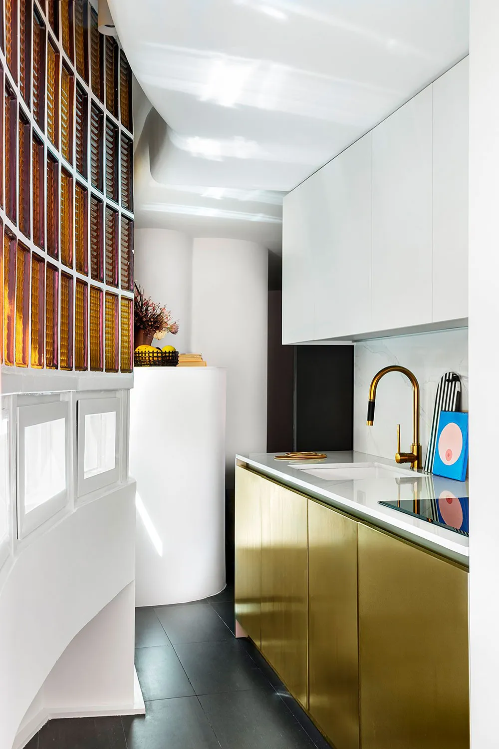 Buntes Design einer Wohnung in der ikonischen Torres Blanca-Haus in Madrid - Gallery image 4