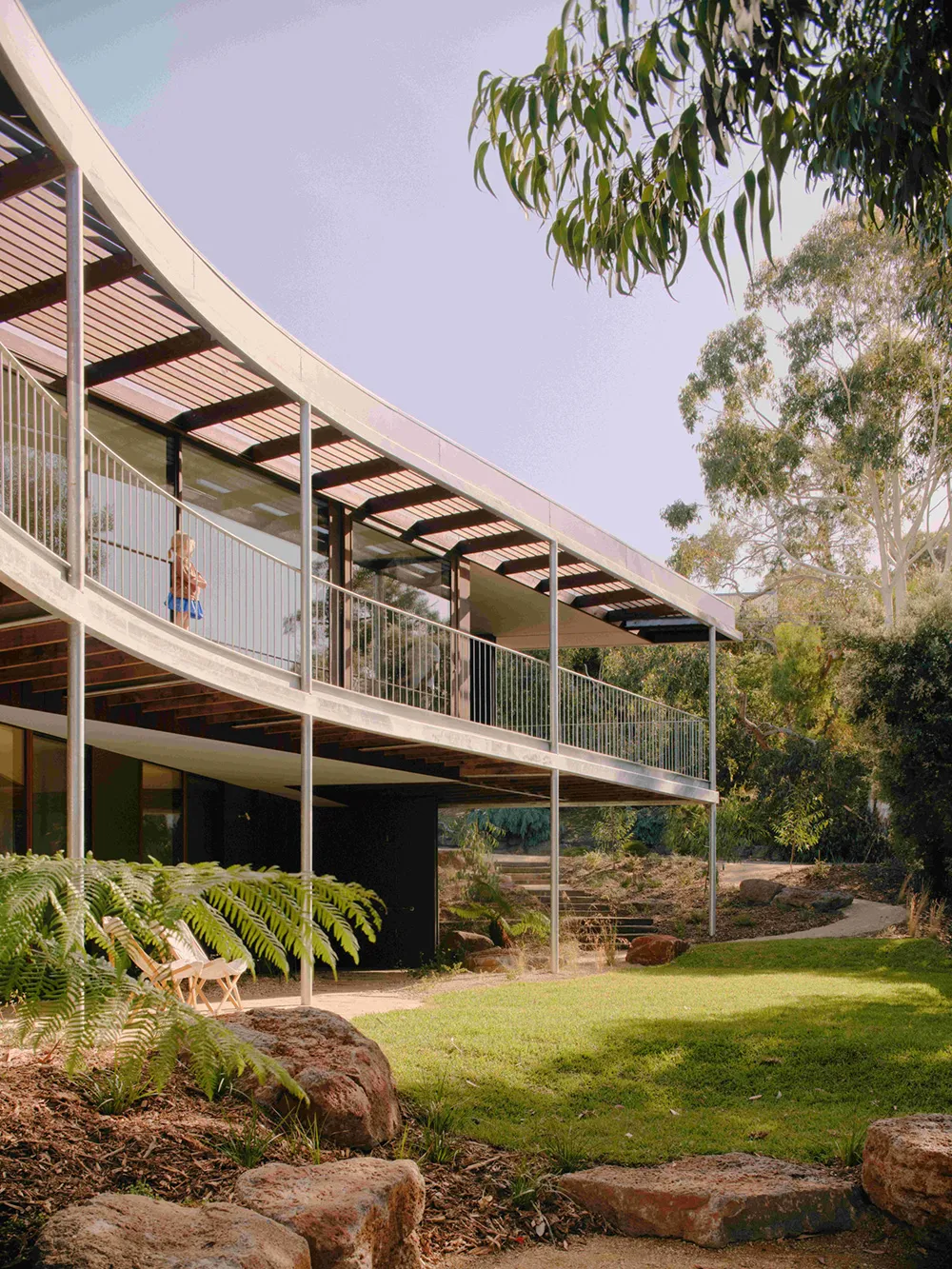 Juego de la luz y armonía con la naturaleza: moderna casa de playa en Australia - Gallery image 1