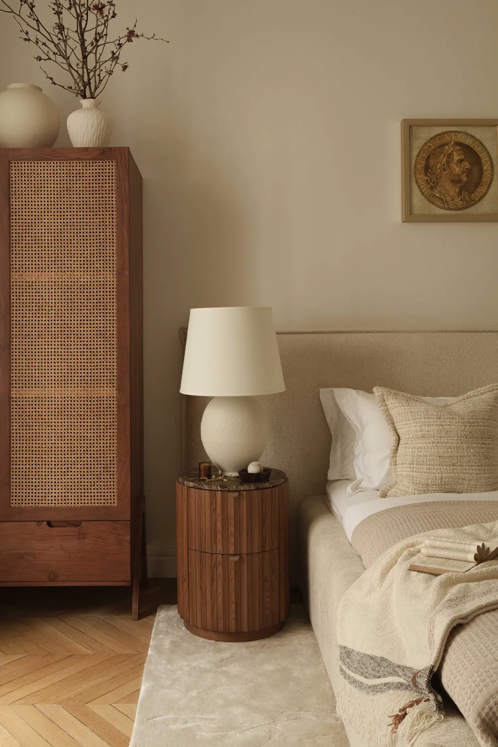 Interior cálido e elegante de lujosos apartamentos en París - Gallery image 16