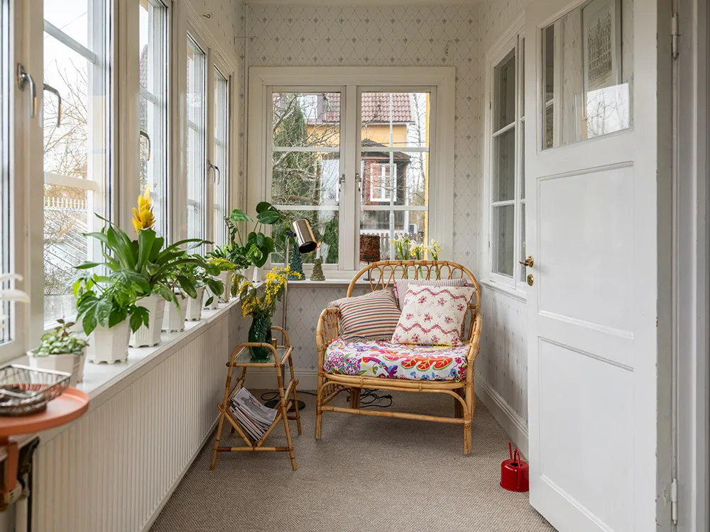 Красиві відтінки в інтер’єрах та зимовий сад: незвичайна дача в Швеції - Gallery image 40