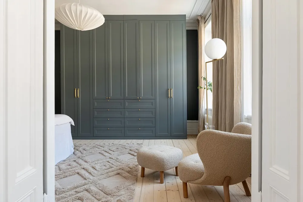 Toro antiguo y sofá manchado: apartamento sueco con decoración ecléctica - Gallery image 8