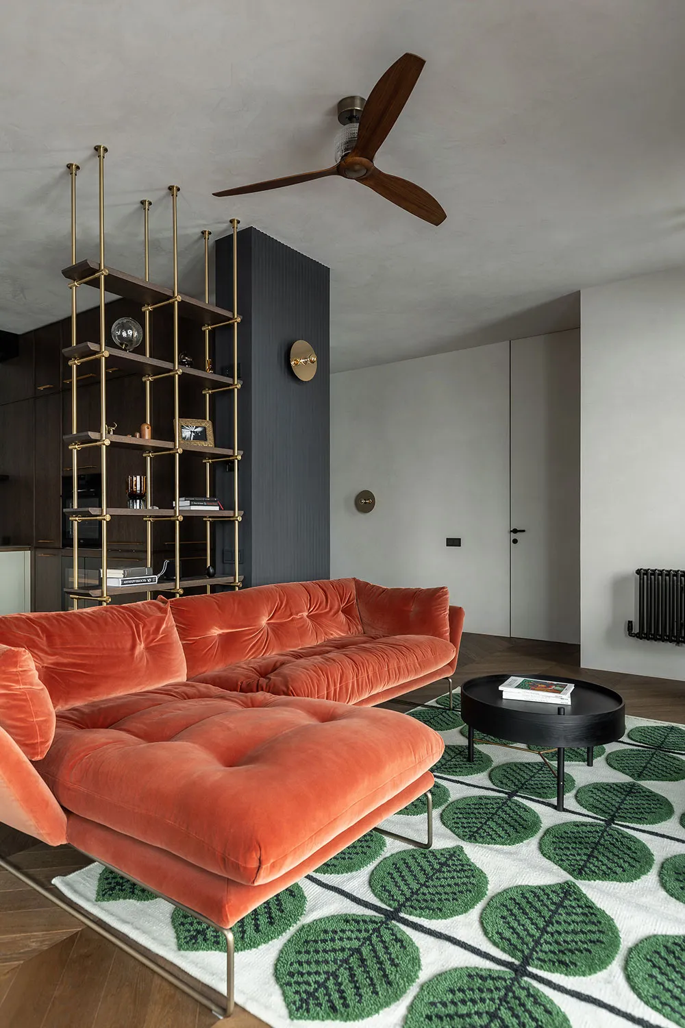 Schwarze Akzente und skandinavische Möbel: Stilvolle Wohnung in Kiew - Gallery image 10