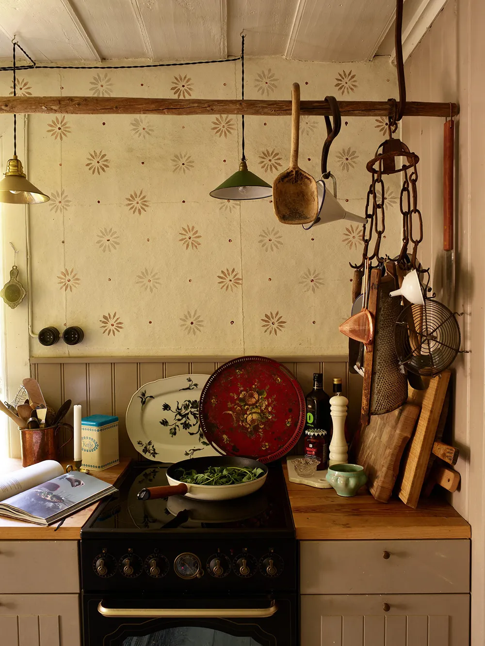 Kleine schwedische Sommerhütte des 18. Jahrhunderts am Waldrand in Schweden - Gallery image 2