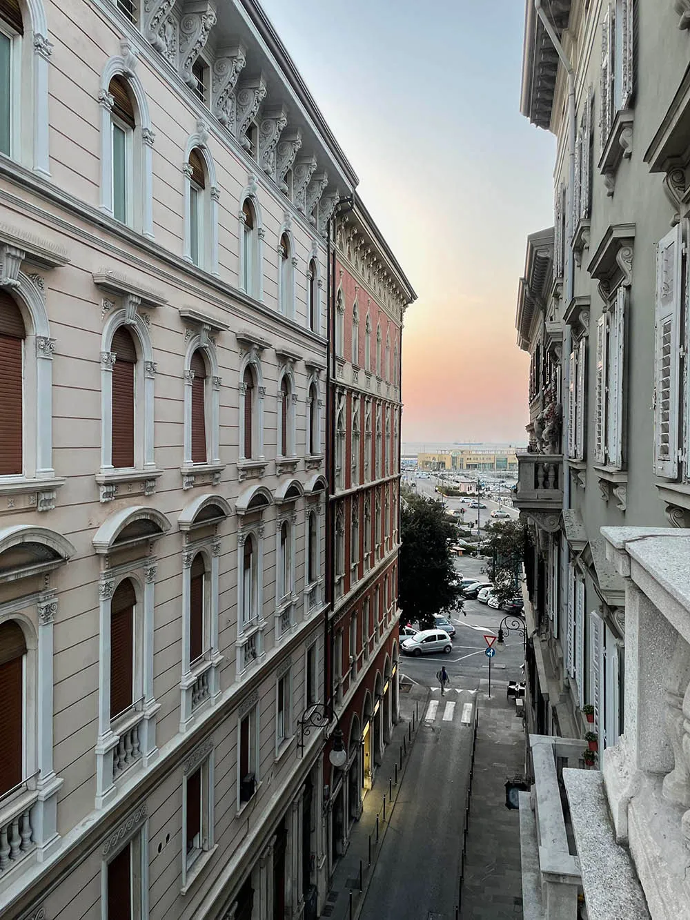 Mueble de diseño y minimalismo elegante: apartamento en edificio histórico en Trieste, Italia - Gallery image 1
