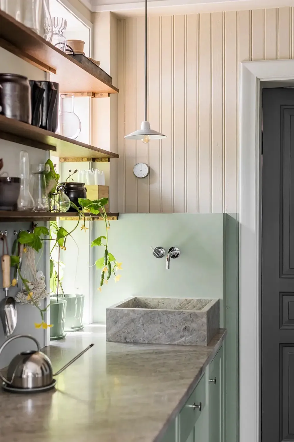 Beaux tons de vert dans le design d'une maison de campagne de 100 ans en Suède - Gallery image 4