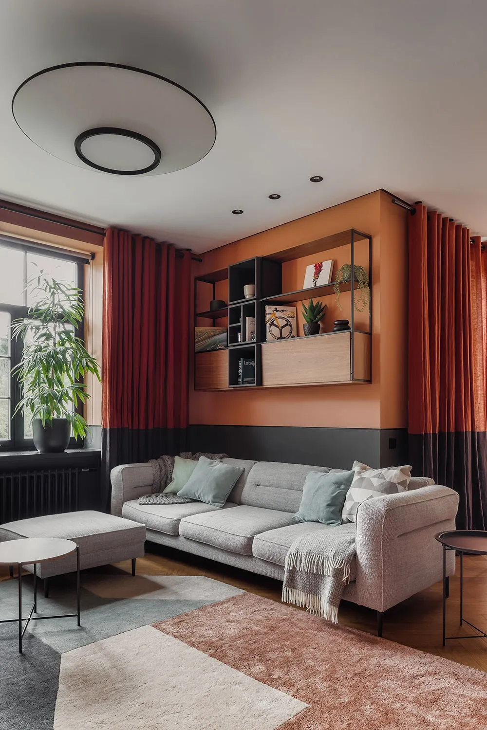Terracota y oliva: colores hermosos en el diseño de un apartamento inusual en Riga - Gallery image 1