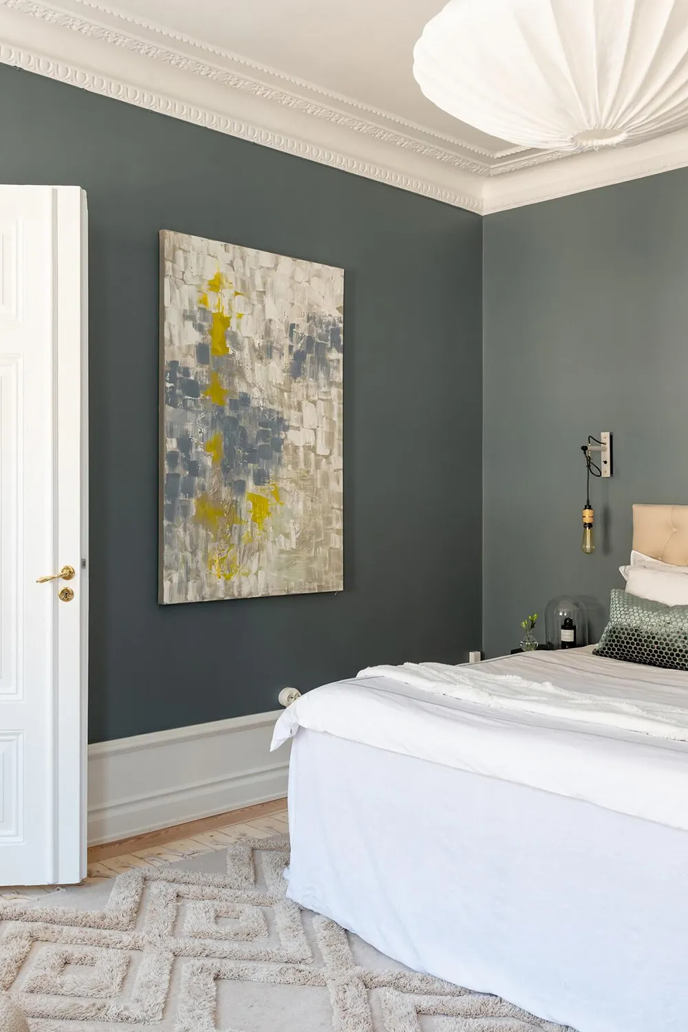 Toro antiguo y sofá manchado: apartamento sueco con decoración ecléctica - Gallery image 6