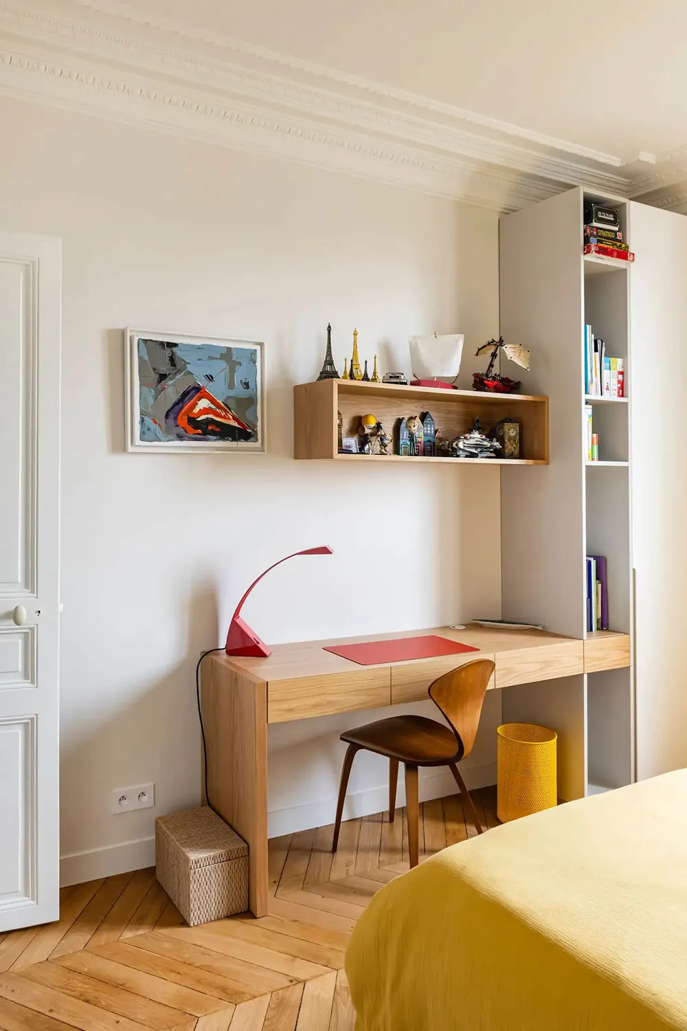 Vert et bleu foncé dans les intérieurs d'une élégante appartement parisien - Gallery image 24