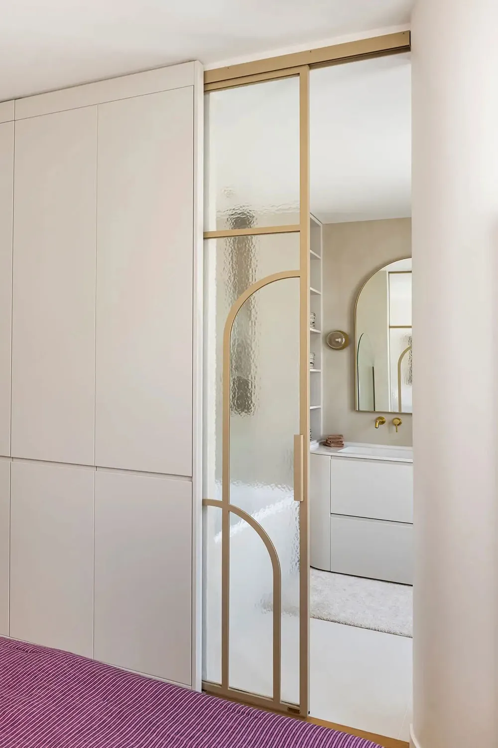 Vert et bleu foncé dans les intérieurs d'une élégante appartement parisien - Gallery image 17