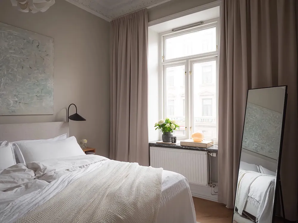 Paredes beige y decoración elegante en una casa sueca (71 m²) - Gallery image 11