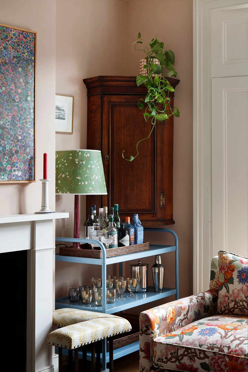 Interior inglés acogedor en tonos elegantes - Gallery image 3