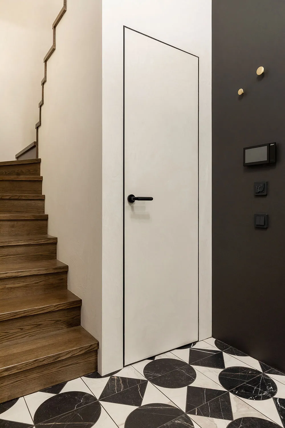 Schwarze Akzente und skandinavische Möbel: Stilvolle Wohnung in Kiew - Gallery image 34