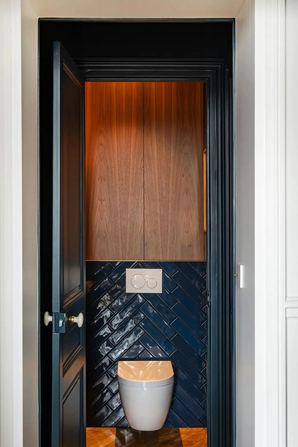 Vert et bleu foncé dans les intérieurs d'une élégante appartement parisien - Gallery image 25