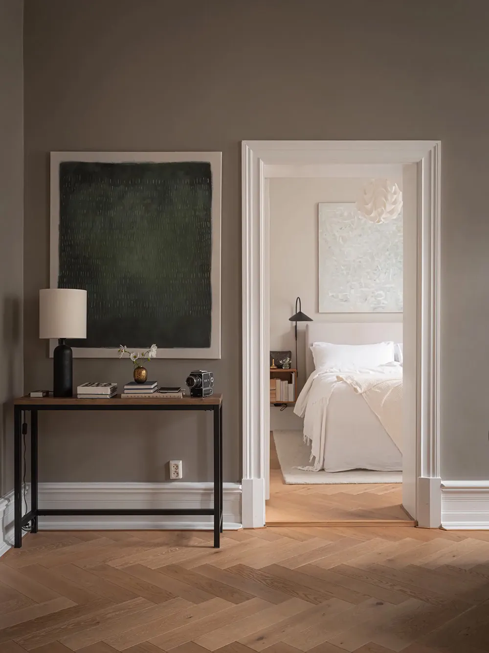 Paredes beige y decoración elegante en una casa sueca (71 m²) - Gallery image 1