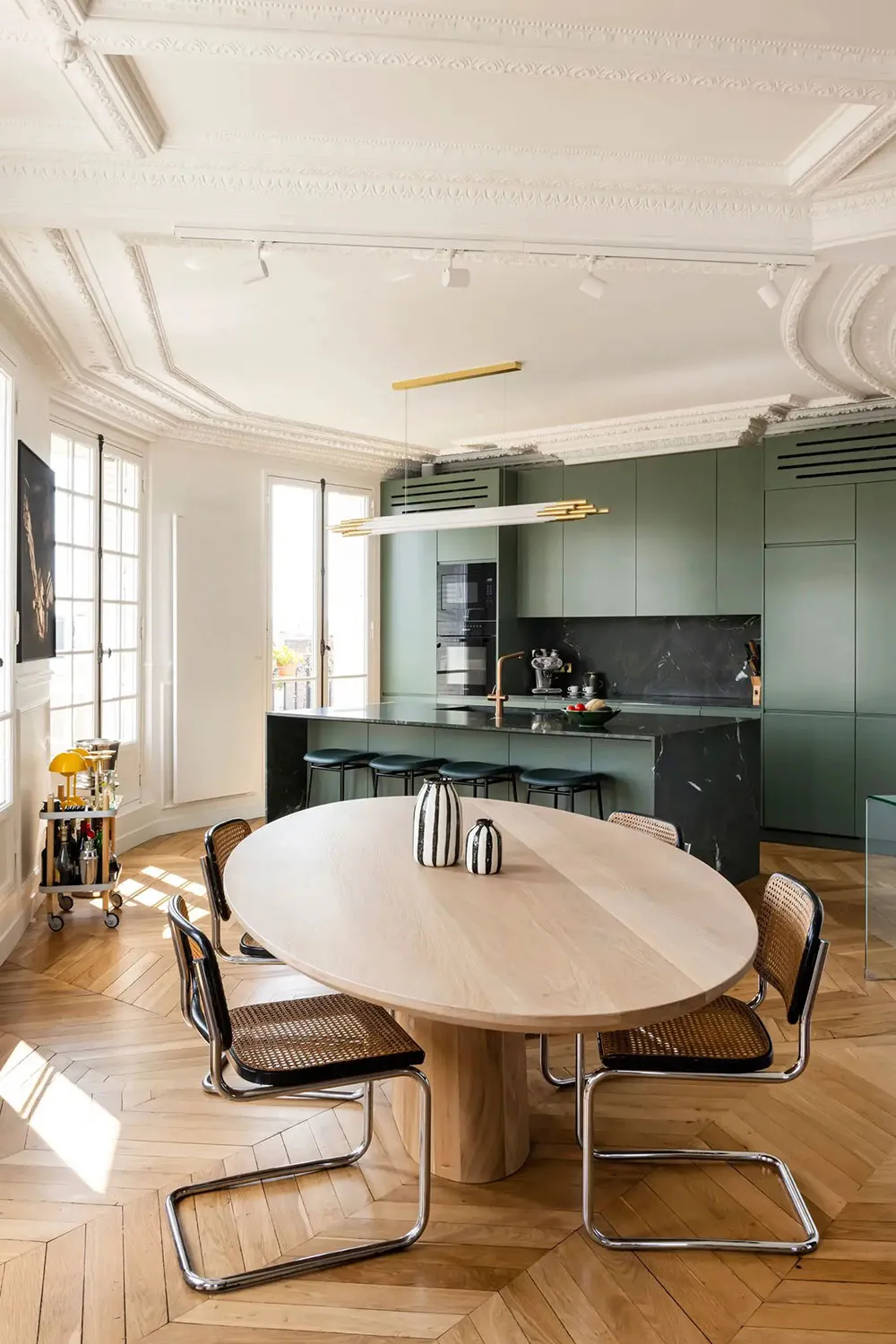 Vert et bleu foncé dans les intérieurs d'une élégante appartement parisien - Gallery image 3