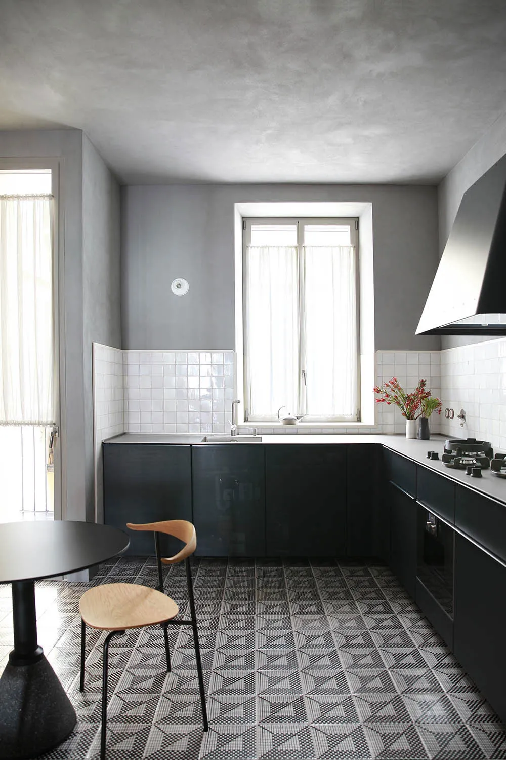 Mueble de diseño y minimalismo elegante: apartamento en edificio histórico en Trieste, Italia - Gallery image 8