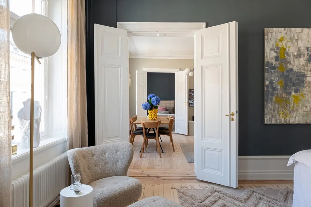 Toro antiguo y sofá manchado: apartamento sueco con decoración ecléctica - Gallery image 10