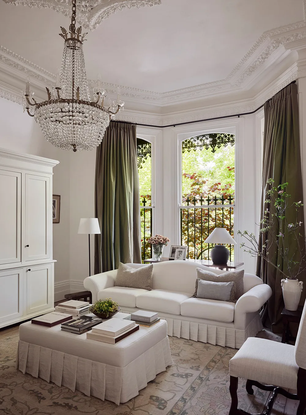 Urocze klasyczne wnętrza w białym kolorze w Melbourne - Gallery image 2