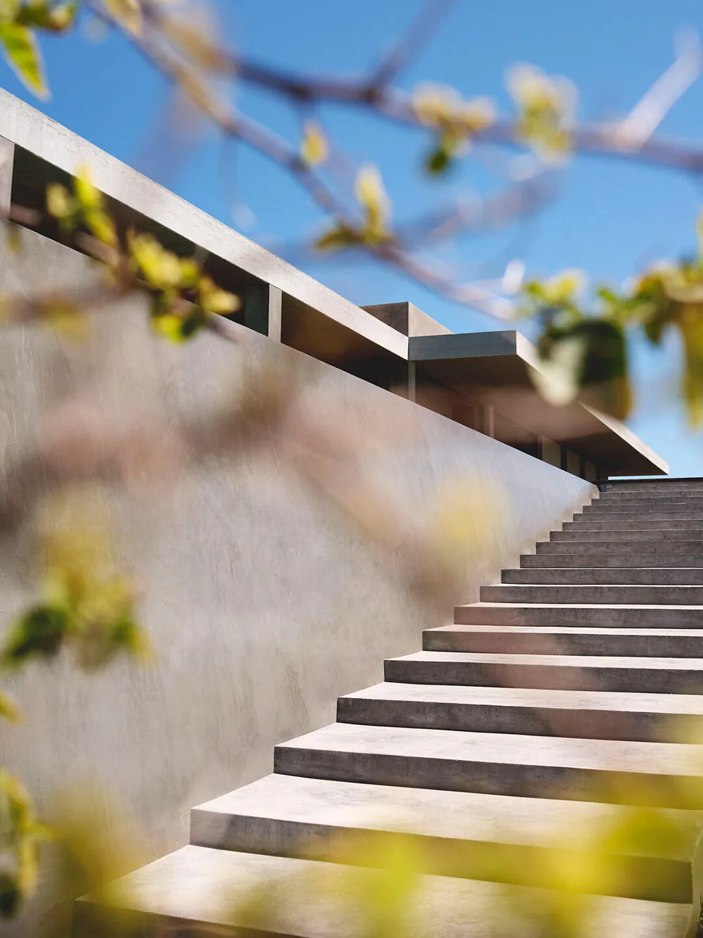 Яркая плитка и стильный дизайн: курортная вилла с бассейном на Сицилии - Gallery image 21