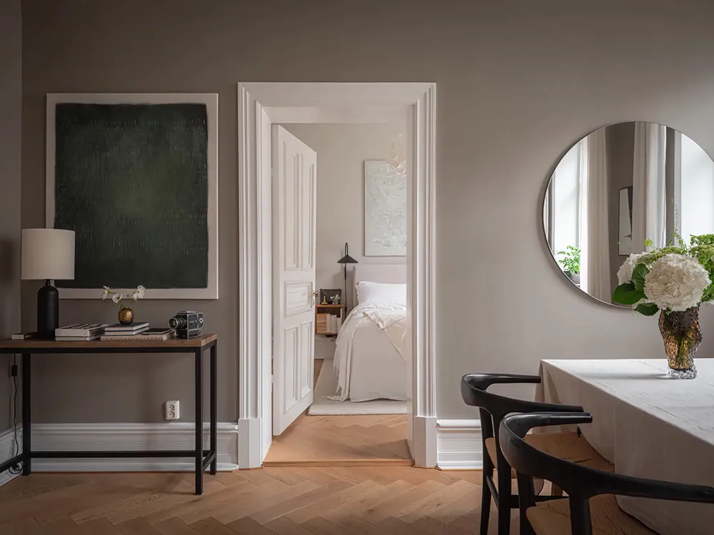 Paredes beige y decoración elegante en una casa sueca (71 m²) - Gallery image 9