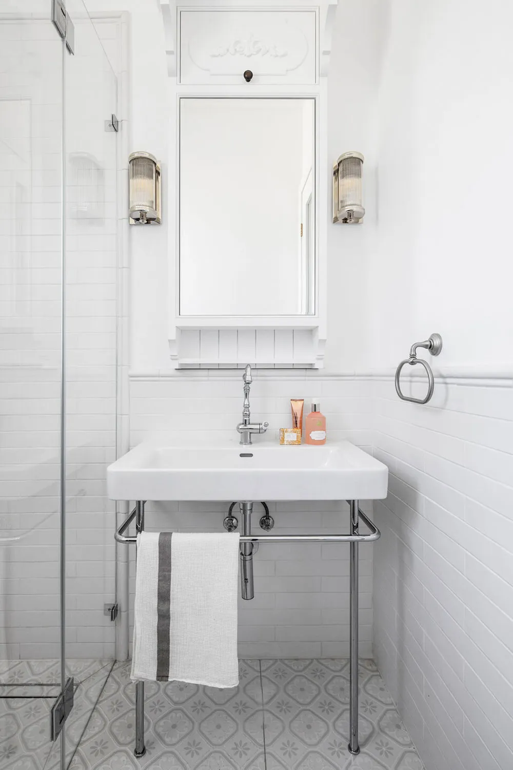 Beau maison en pierre en Israël avec beaucoup de blanc dans les intérieurs - Gallery image 22