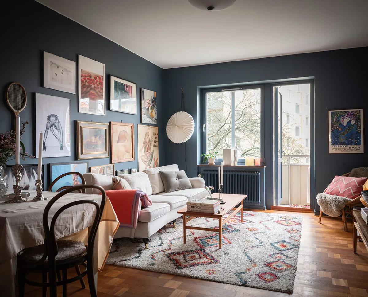 Красивые тёмно-синие стены в дизайне небольшой шведской квартиры (39 кв. м) - Gallery image 5