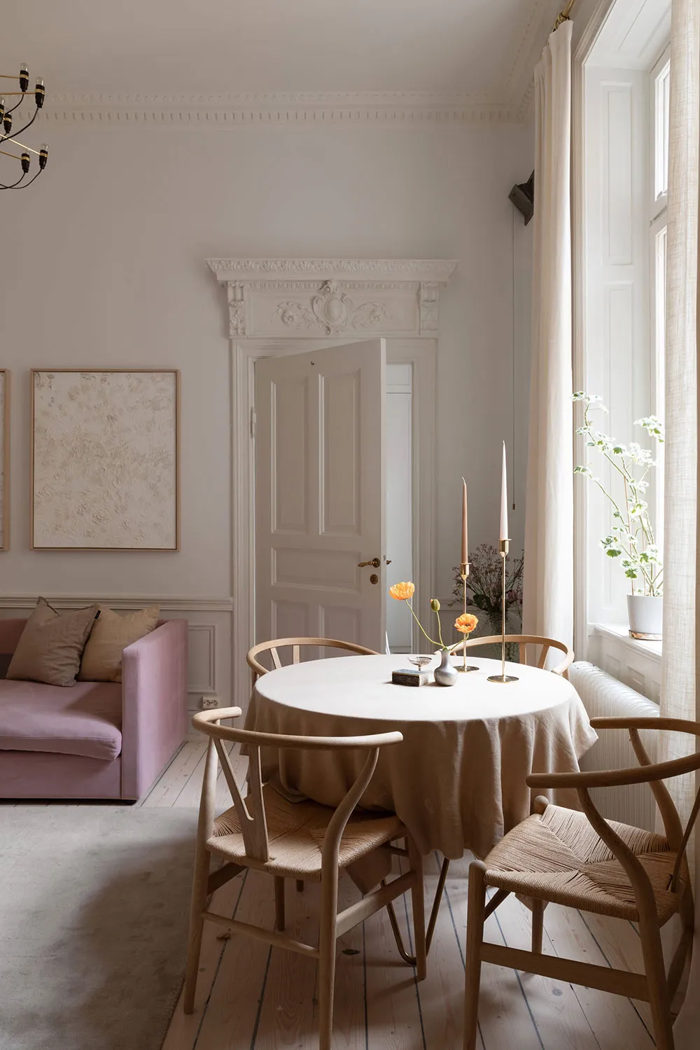 Естетичний інтер'єр невеликої квартири з ніжним декором - Gallery image 1