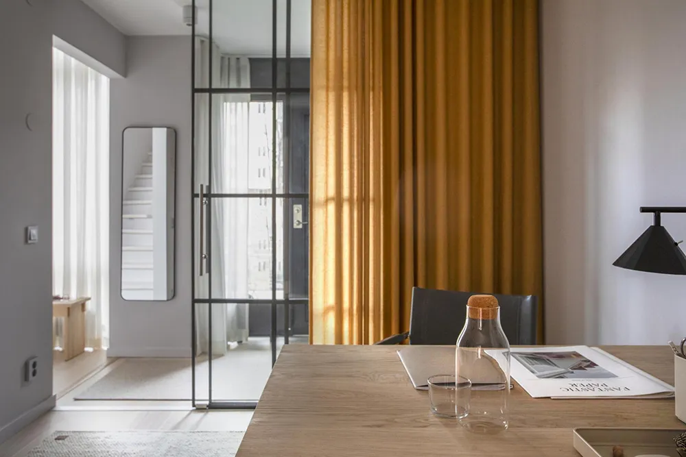 Spokojny skandynawski loft z czarną kuchnią i antresolą - Gallery image 11