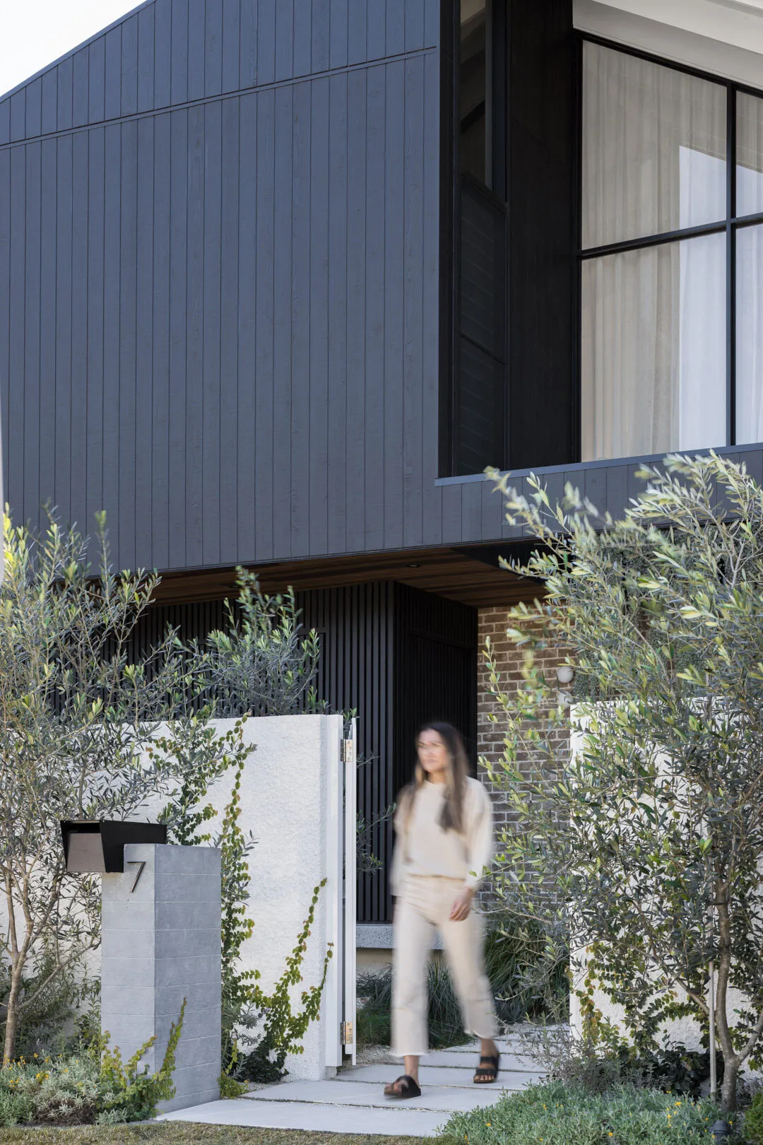 Stylowy i ciepły nowoczesny domek z drewna i kamienia w Australii - Gallery image 1