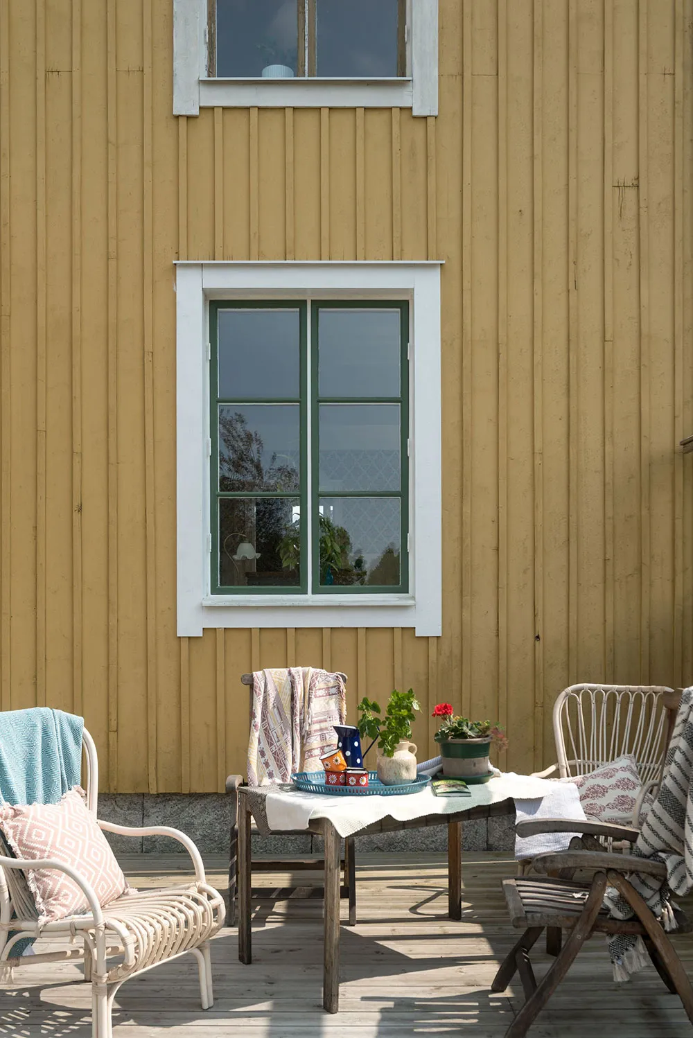 Atmosphärische blühdurchzogene Wandverkleidungen im skandinavischen Stil der schwedischen Datsche - Gallery image 19