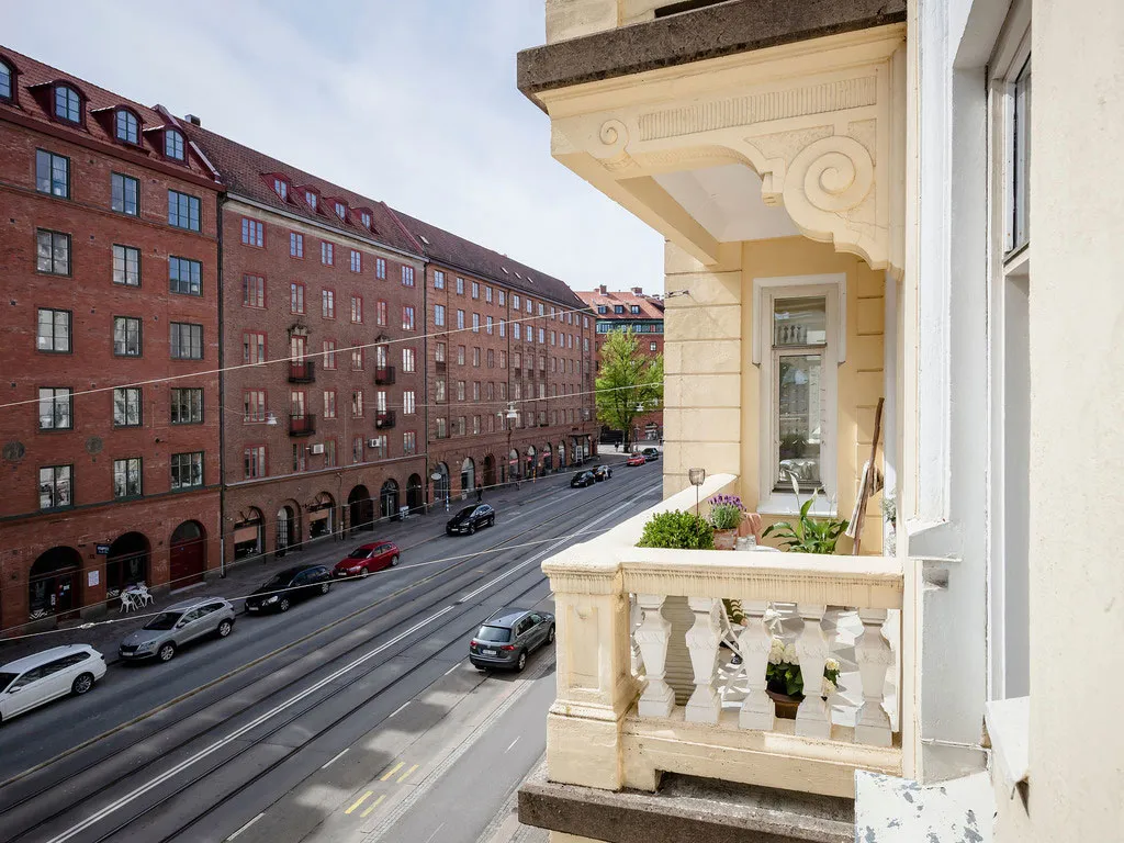 Простор и элегантность: большая и светлая квартира в Швеции - Gallery image 22