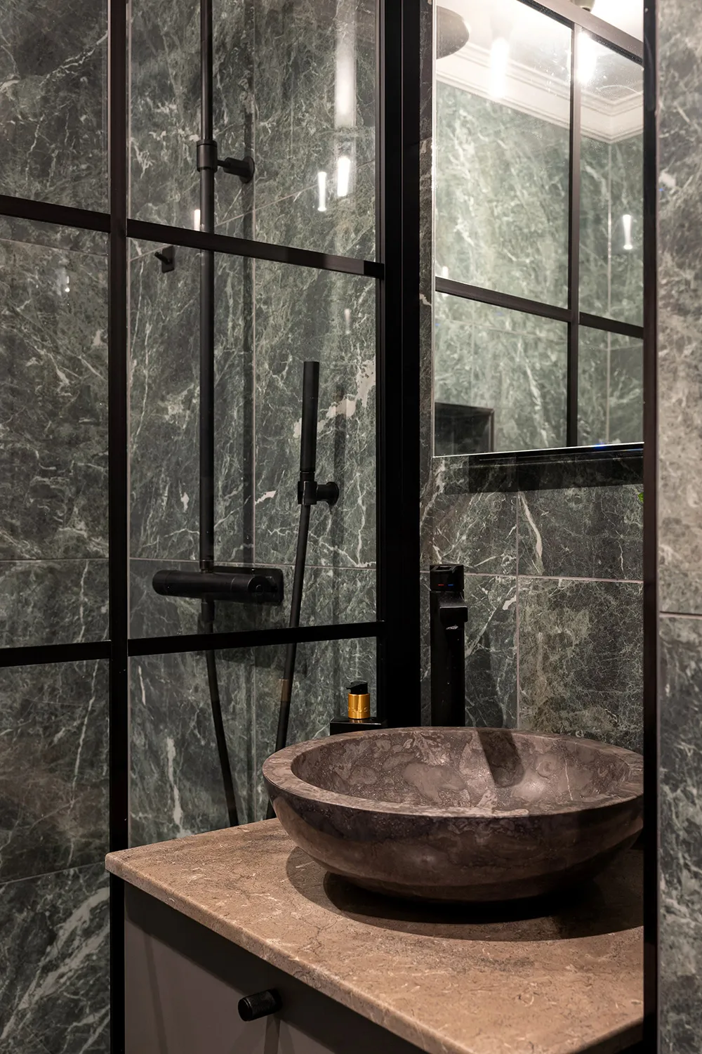 Styles et tons gris avec une cloison en verre : studio en Suède à Stockholm (54 m²) - Gallery image 21