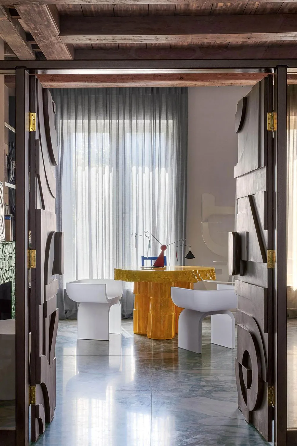 Beams and whimsical furniture: extravagant design of a small apartment in Amsterdam - Gallery image 3